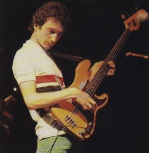 John Deacon, baixista do Queen, vestiu a camisa do clube durante o show em 1981. (Fonte: Revista Placar)